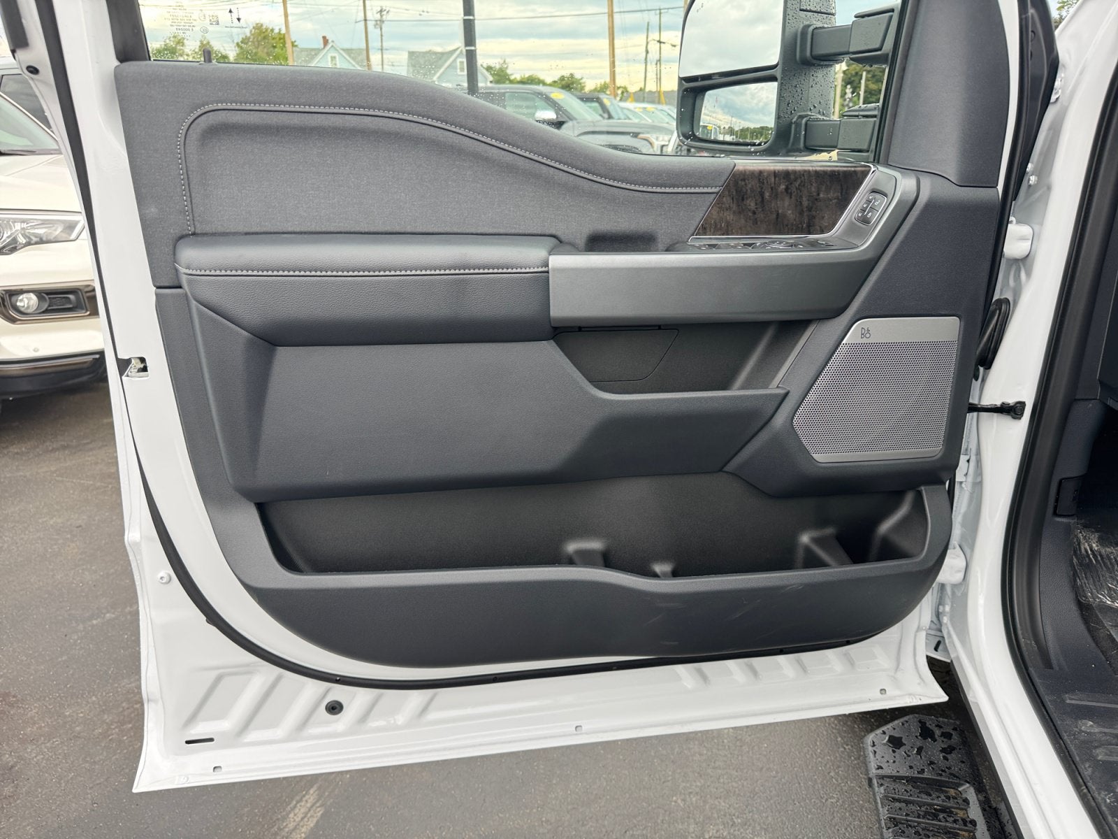 2027 Ford Super Duty F-350 DRW LARIAT