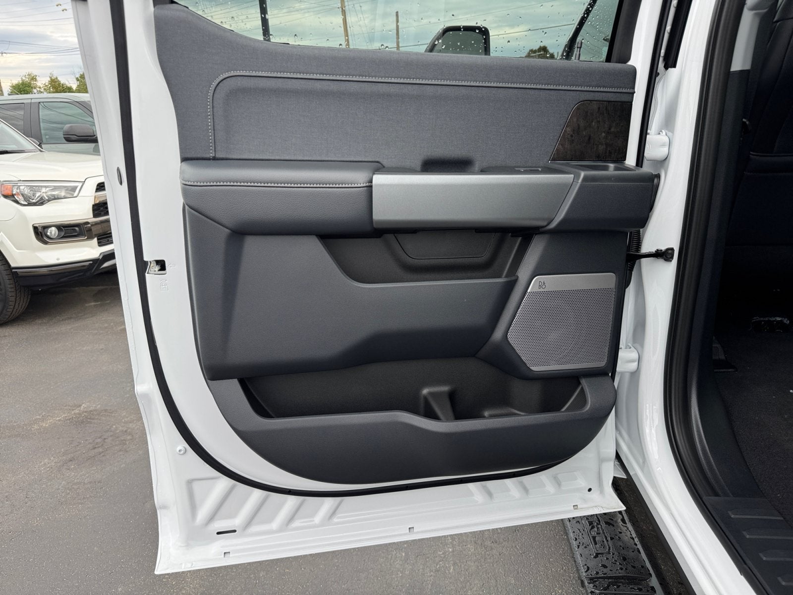 2027 Ford Super Duty F-350 DRW LARIAT