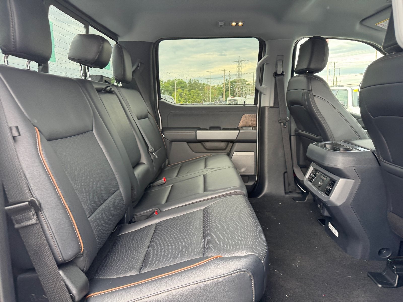 2027 Ford Super Duty F-350 DRW LARIAT